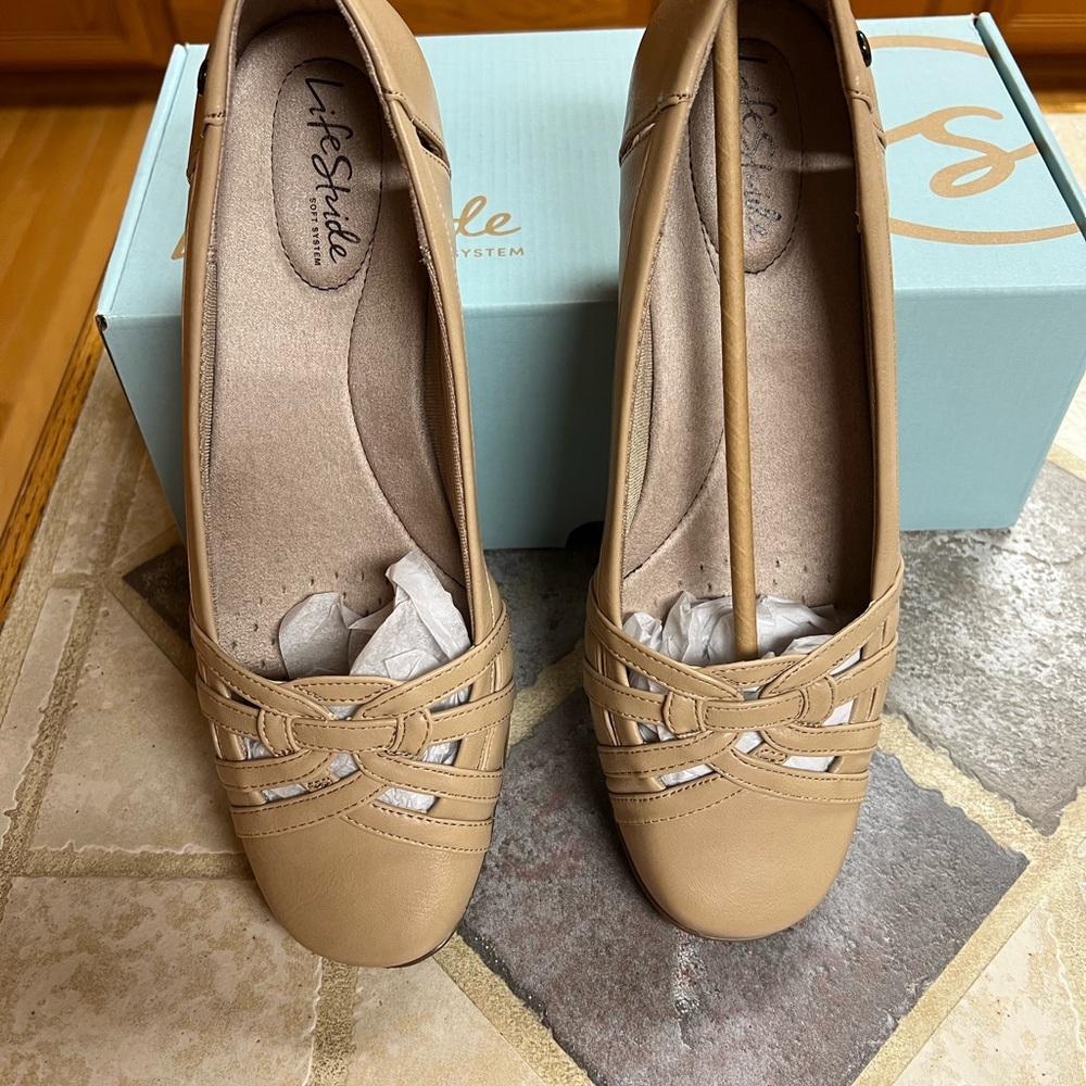 Life Stride Women's Beige Loafers